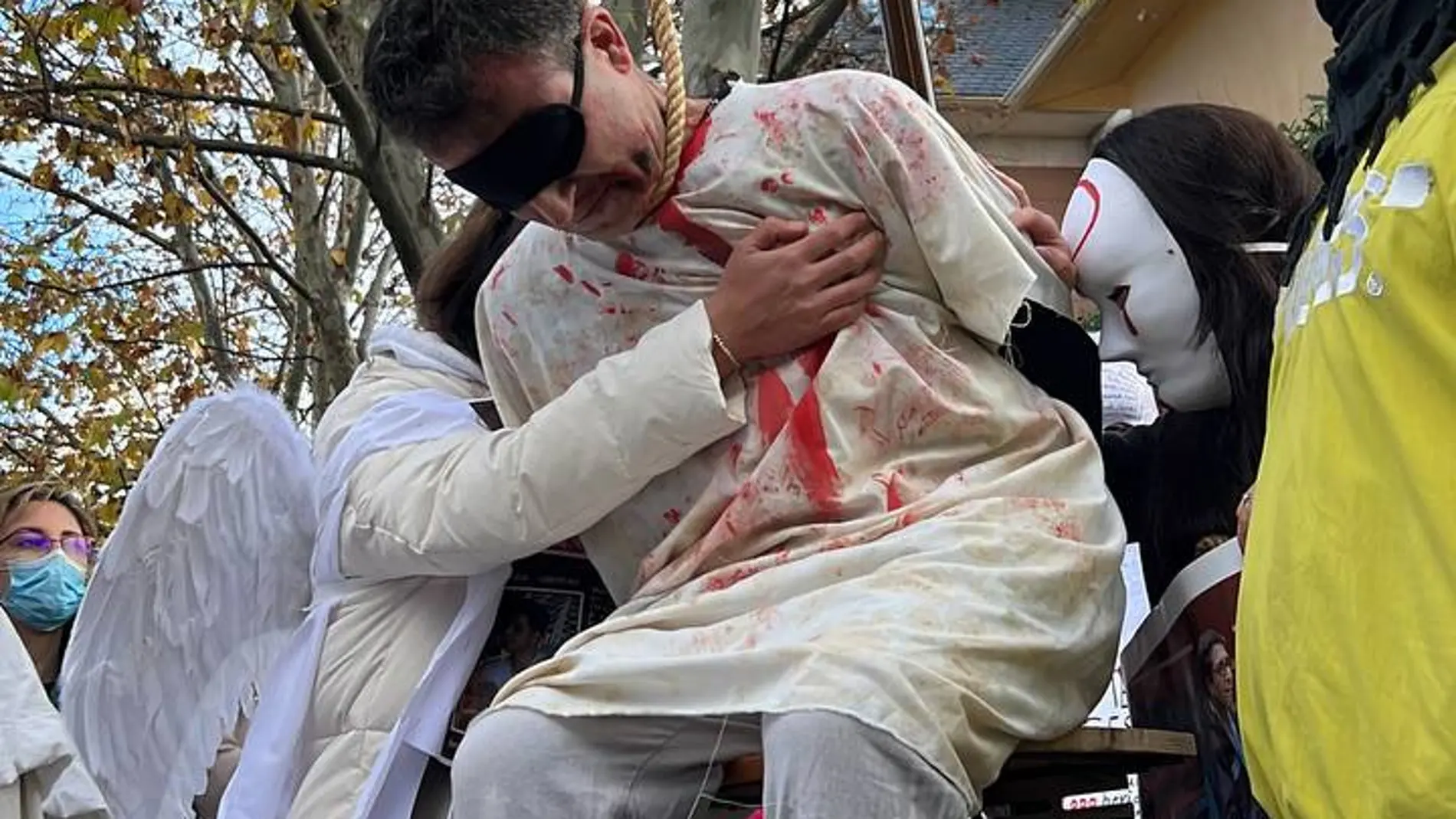 Uno de los manifestantes de ayer en Madrid simula una ejecución pública como las que suceden en Irán