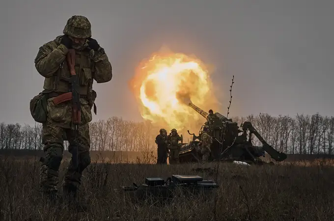 Un millón de disparos de artillería en un año: así se utilizará el fondo de la UE de 2.000 millones para Ucrania