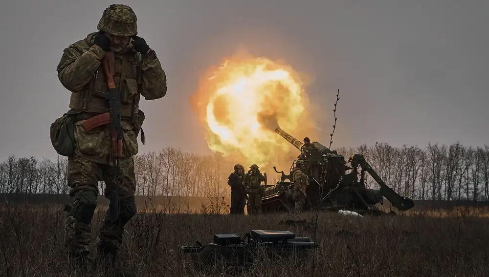 Soldados ucranianos disparan un sistema de artillería Pion contra posiciones rusas cerca de Bajmut