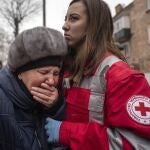 Una mujer llora en Ucrania tras un ataque del Ejército ruso