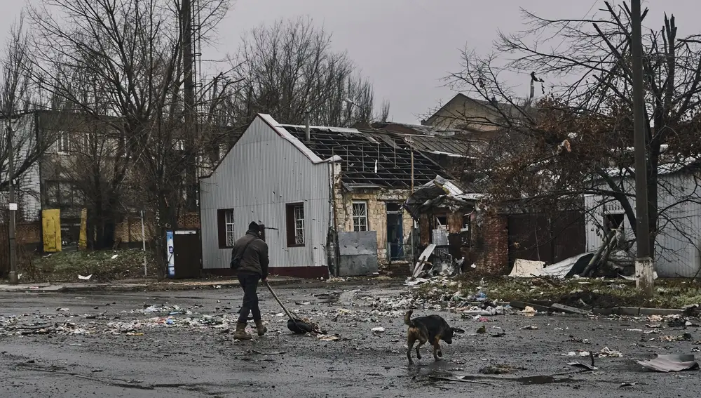 Un residente local limpia la calle después de un bombardeo ruso en Bajmut, región de Donetsk