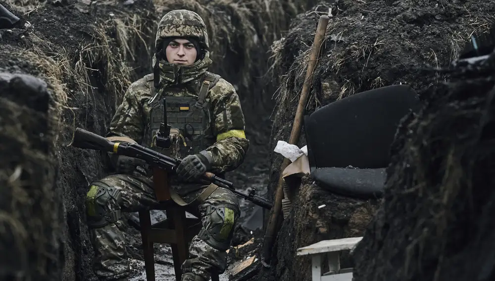 Un soldado ucraniano descansa cerca de su posición en Bakhmut, en la región de Donetsk