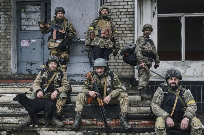 Soldados ucranianos descansan cerca de su posición en Bajmut, región de Donetsk