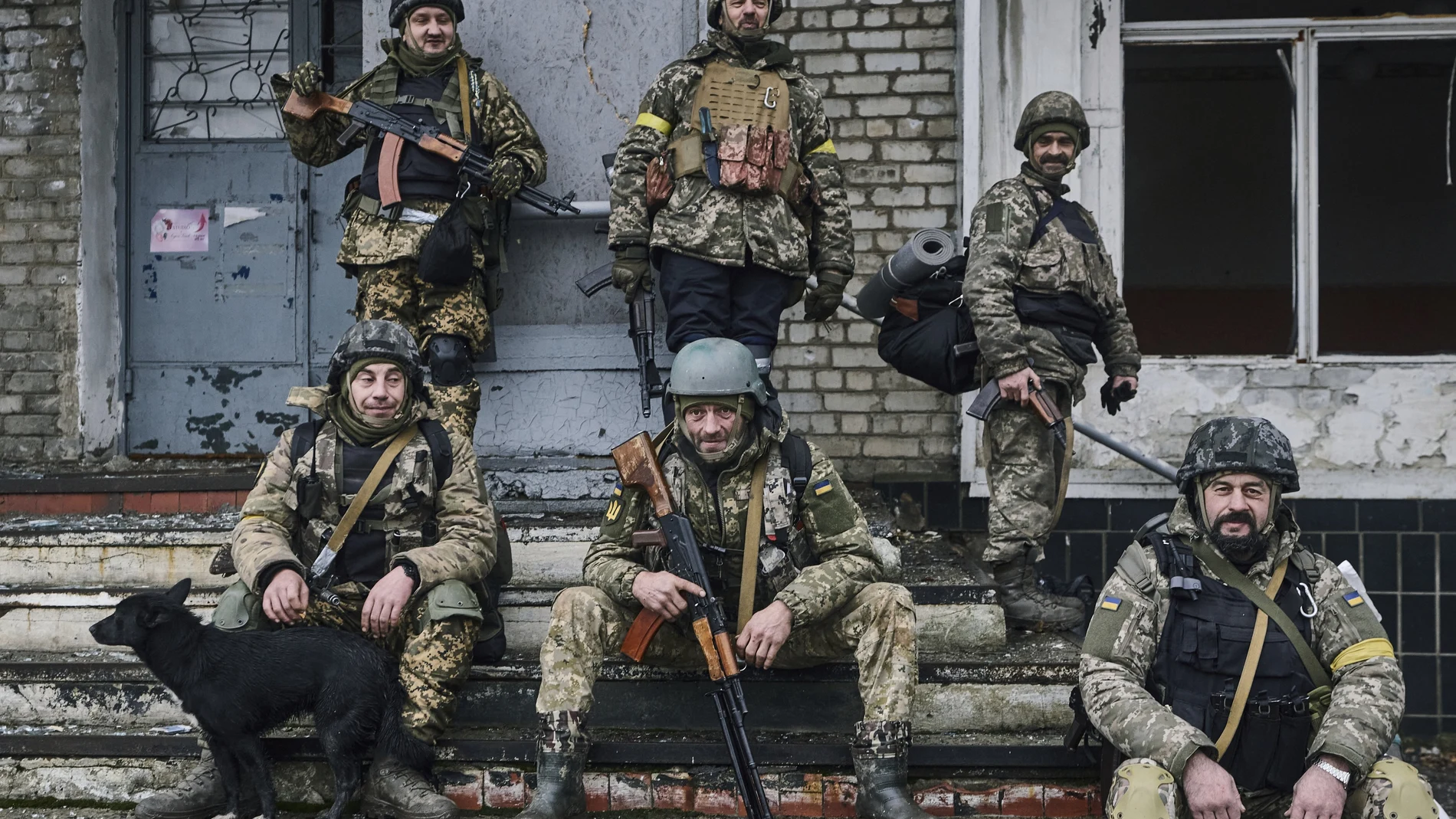 Soldados ucranianos descansan cerca de su posición en Bajmut, región de Donetsk