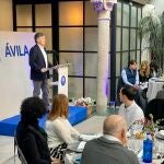 El secretario regional del PP, Francisco Vázquez, interviene en la comida de Navidad del PP de Ávila
