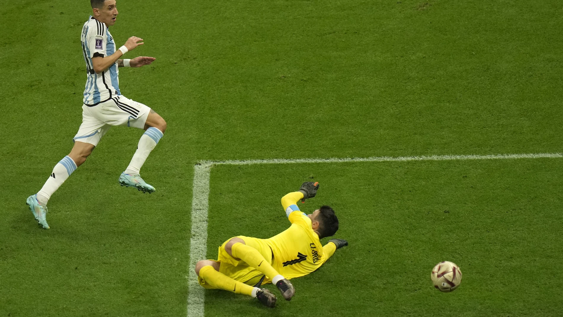 Ángel Di María, en el momento de marcar el segundo gol de la final del Mundial