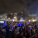 Cientos de aficionados celebran en la plaza del Ayuntamiento de Valencia la victoria de Argentina en el Mundial