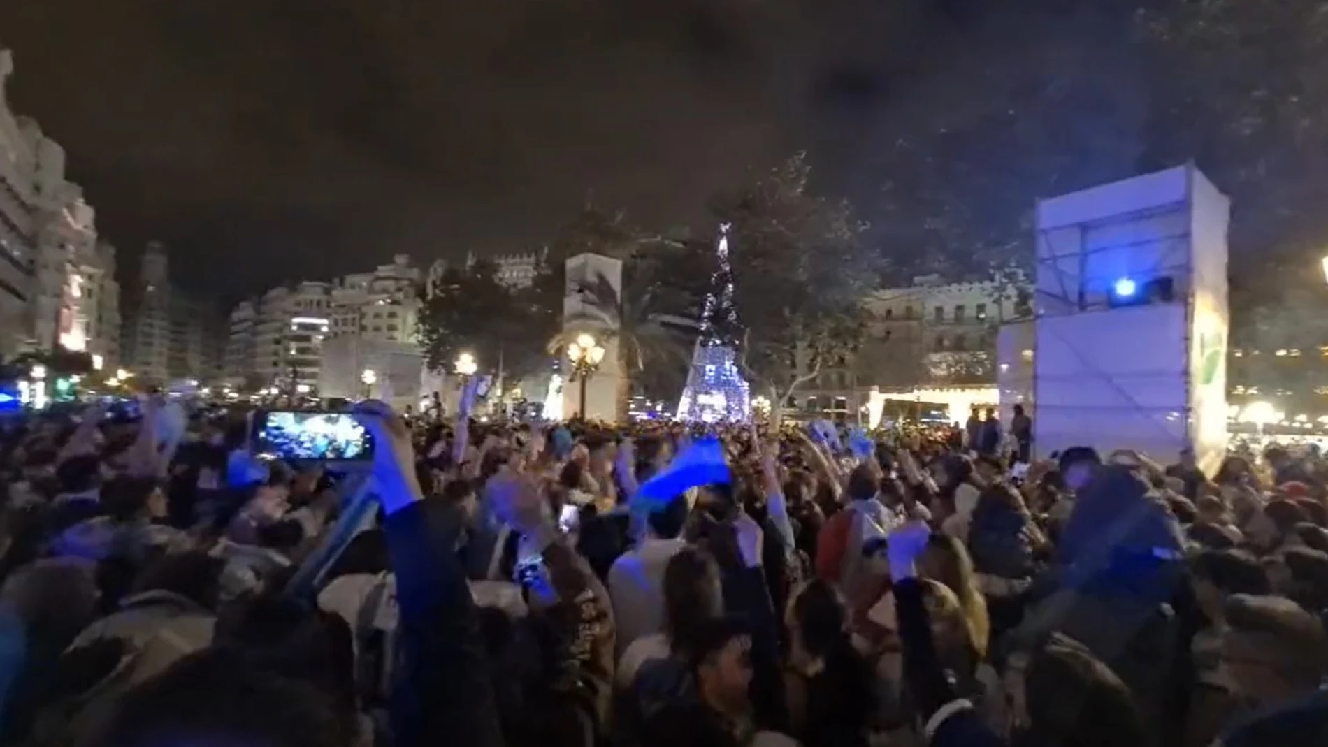 Cientos de aficionados celebran en la plaza del Ayuntamiento de Valencia la victoria de Argentina en el Mundial