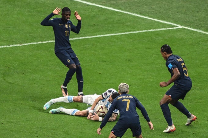 La jugada en la que Dembélé derriba a Di María en la final del Mundial de Qatar 2022 entre Argentina y Francia
