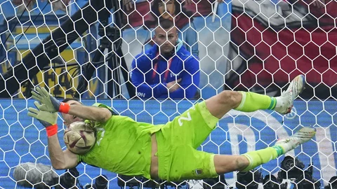 Dibu Martínez detiene el penalti lanzado por Coman