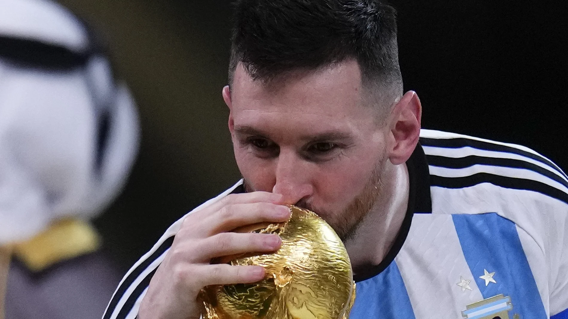 Messi besa la Copa del Mundo