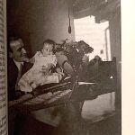 Mariluz Escribano en los brazos de su padre en su casa de Granada