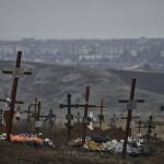 Tumbas en la ciudad ucraniana de Bajmut, en la región de Donetsk