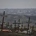 Tumbas en la ciudad ucraniana de Bajmut, en la región de Donetsk