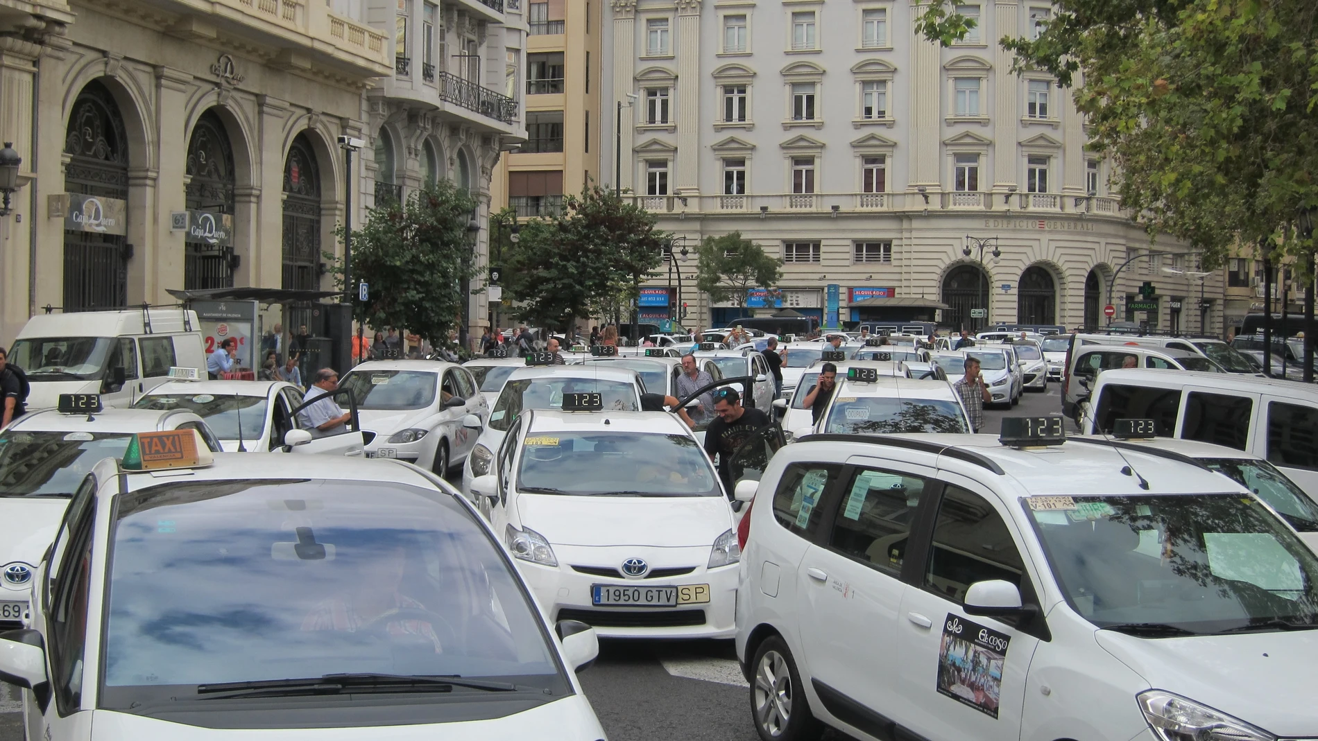 Caravana de taxis en Valencia durante una protesta