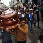 La gente asiste a la procesión fúnebre de John Mendoza, de 34 años, que fue asesinado durante las protestas contra la nueva presidenta Dina Boluarte, en Ayacucho, Perú