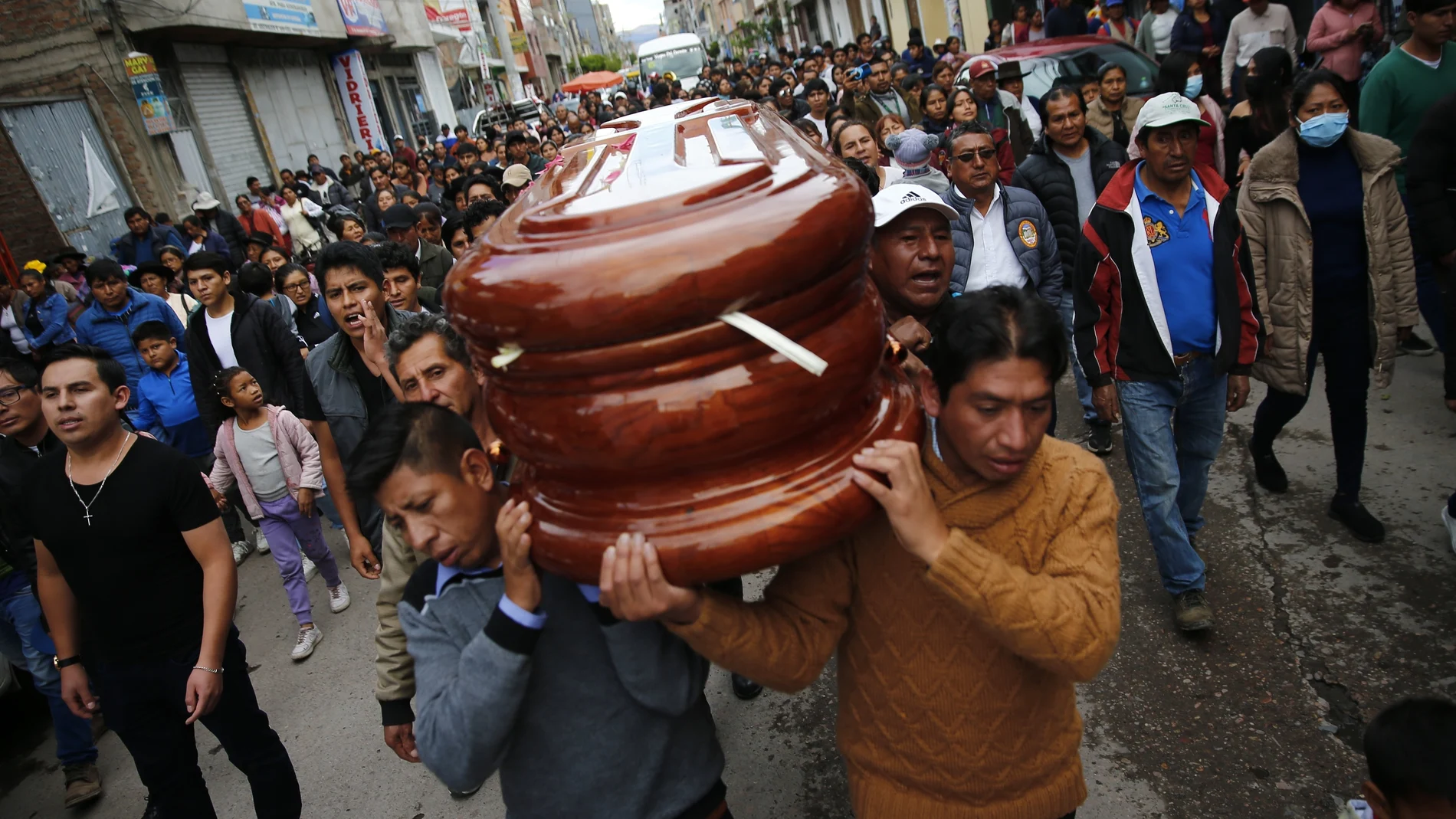 La gente asiste a la procesión fúnebre de John Mendoza, de 34 años, que fue asesinado durante las protestas contra la nueva presidenta Dina Boluarte, en Ayacucho, Perú