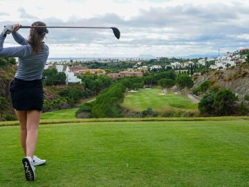 Una jugadora de golf golpea la bola en el campo de golf de Villapadierna (Marbella, Málaga), uno de los más grandes y lujosos de Andalucía