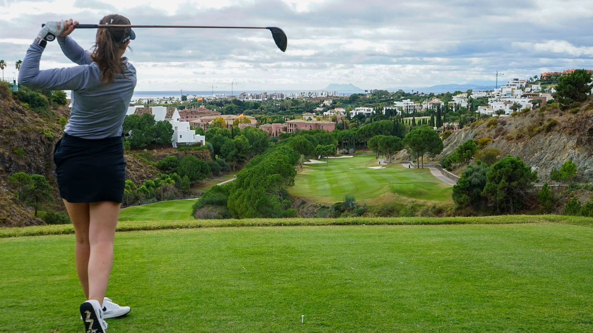 Una jugadora de golf golpea la bola en el campo de golf de Villapadierna (Marbella, Málaga), uno de los más grandes y lujosos de Andalucía