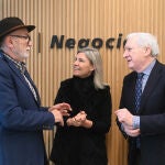 CaixaBank y Fundación Atapuerca firman un convenio de colaboración. Asisten la directora territorial de CaixaBank en Castilla y León, Belén Martín, y el presidente y vicepresidente de la Fundación Atapuerca, Antonio Méndez Pozo y Eudald Carbonell, respectivamente
