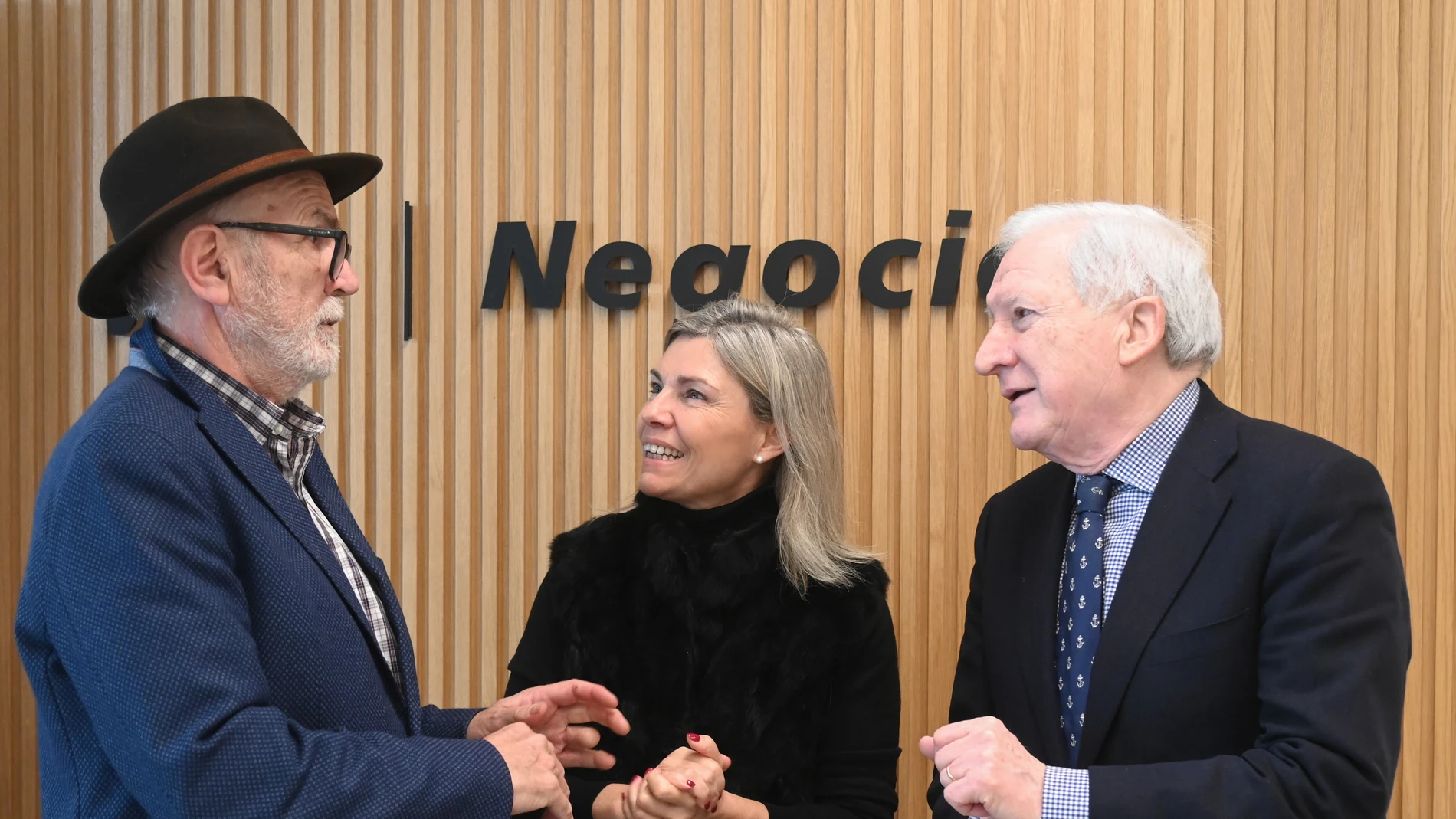 CaixaBank y Fundación Atapuerca firman un convenio de colaboración. Asisten la directora territorial de CaixaBank en Castilla y León, Belén Martín, y el presidente y vicepresidente de la Fundación Atapuerca, Antonio Méndez Pozo y Eudald Carbonell, respectivamente