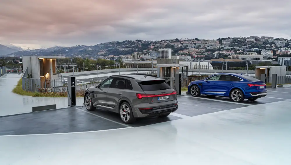 Audi Q8 55 e-tron quattro, Static photo, Colour: Chronos Gray metallic.Audi SQ8 Sportback e-tron, Static photo, Colour: Ultra Blue metallic.