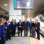 El rey Felipe VI, junto al presidente del Gobierno central, Pedro Sánchez; el presidente de la Comunidad Valenciana, Ximo Puig; el presidente de la Región de Murcia, Fernando López Miras, el alcalde de Murcia, Antonio Serrano, y la ministra de Transportes, Movilidad y Agenda Urbana, Raquel Sanchez