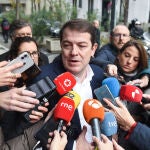 El presidente de la Junta de Castilla y León, Alfonso Fernández Mañueco, ofrece declaraciones a los medios a su llegada a la reunión de la Junta Directiva Nacional del PP