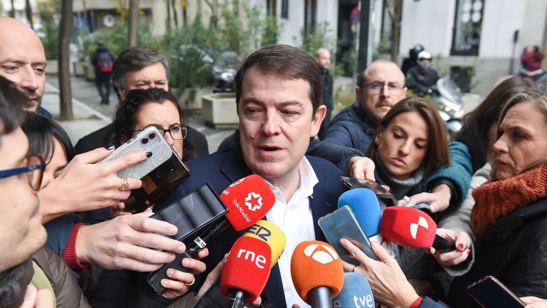 El presidente de la Junta de Castilla y León, Alfonso Fernández Mañueco, ofrece declaraciones a los medios a su llegada a la reunión de la Junta Directiva Nacional del PP