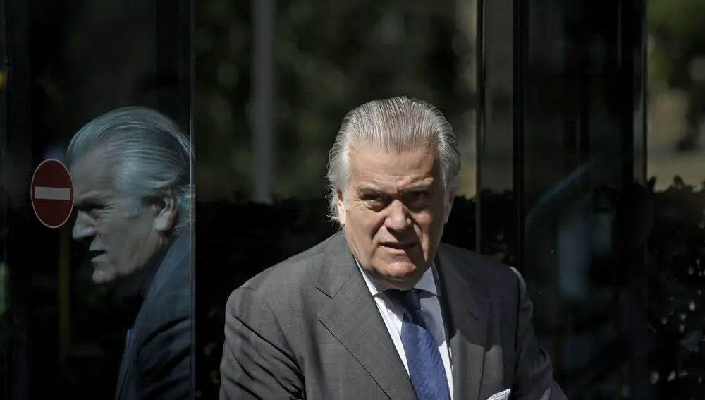 El extesorero del PP Luis Bárcenas, a su salida de la sede de la Audiencia Nacional, después de comparecer, a 16 julio de 2021, en Madrid (España). Bárcenas comparece este viernes en la sede de la Audiencia Nacional por la investigación sobre las presuntas donaciones finalistas al PP. El juez lo citó a declarar después de que Bárcenas enviase un escrito a la Fiscalía Anticorrupción confesando que algunas de las donaciones que él mismo apuntó en sus famosos 'papeles' se hicieron a cambio de adjudicaciones públicas.16 JULIO 2021;PARTIDO POPULARÓscar Cañas / Europa Press16/07/2021