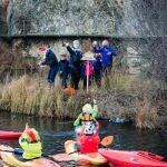 El club de piragüismo Celtykayak coloca el tradicional Belén sobre un islote en el río Duero a su paso por Soria