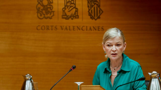 La consellera de Justicia, Gabriela Bravo, comparece en Les Corts para informar del plan de reagrupación de partidos judiciales en la Comunitat Valenciana en materia de violencia de genero.
