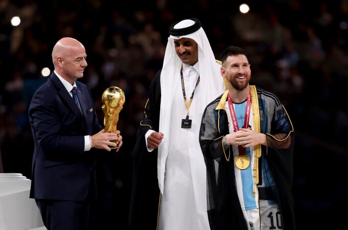 Gianni Infantino, el emir de Qatar Sheikh Tamim bin Hamad Al Thani, y Lionel Messi