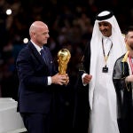 Gianni Infantino, el emir de Qatar Sheikh Tamim bin Hamad Al Thani, y Lionel Messi
