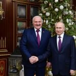 El presidente bielorruso, Alexander Lukashenko, recibe ayer a Vladimir Putin en el palacio de Minsk