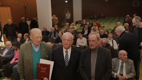 El consejero de Cultura, Turismo y Deporte, Gonzalo Santonja (C), junto al director de RTVCyL 8 y Diario Palentino, Carlos Martín Santoyo; y el autor de la Agenda Taurina, Vidal Pérez (I), antes de la presentación de la Agenda Taurina 2023