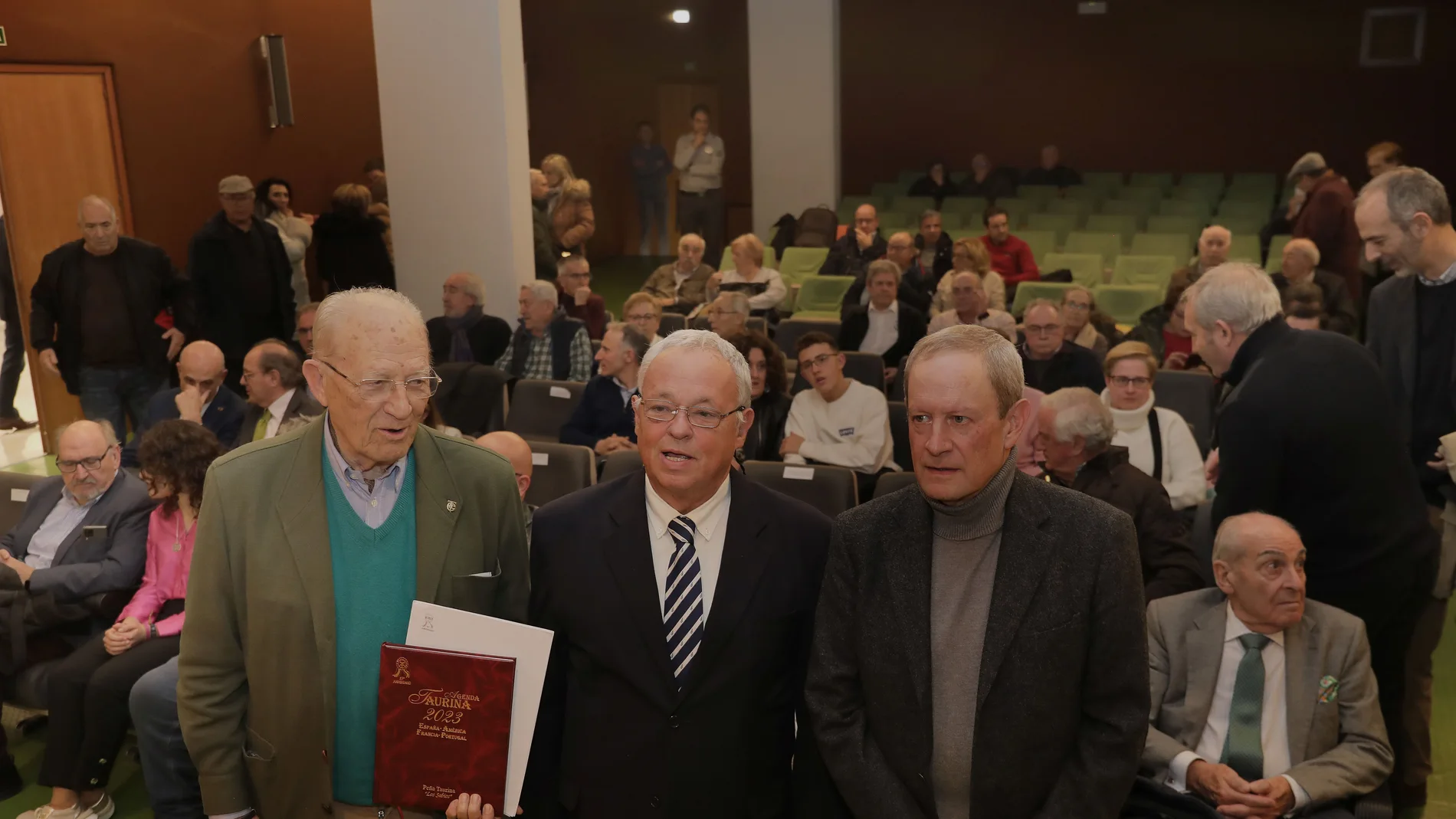 El consejero de Cultura, Turismo y Deporte, Gonzalo Santonja (C), junto al director de RTVCyL 8 y Diario Palentino, Carlos Martín Santoyo; y el autor de la Agenda Taurina, Vidal Pérez (I), antes de la presentación de la Agenda Taurina 2023