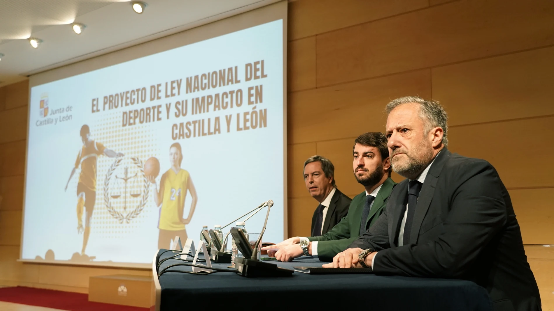 El vicepresidente de la Junta de Castilla y León, Juan García-Gallardo, inaugura la jornada jurídico-deportiva ‘El proyecto de ley nacional del deporte y su impacto en Castilla y León’, junto al presidente de las Cortes de Castilla y León, Carlos Pollán,y el director de deportes, Enrique Sánchez-Guijo
