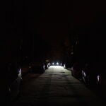 Un coche atraviesa una calle sin luz en Kyiv