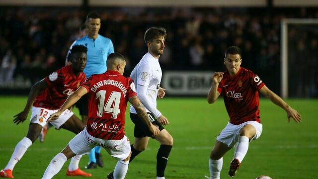 El jugador del Real Unión, Quique Rivero (c) y el jugador del Mallorca, Ruíz de Galarreta (d) durante el partido de la segunda ronda de la Copa del Rey que se juega hoy martes en el Stadium Gal de Irún.