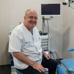 El Dr. Rafael Ramírez en su consulta de IMED Valencia