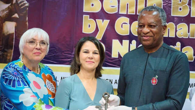 La ministra de Cultura alemana, Claudia Roth; la titular de Exteriores alemana, Annalena Baerbock; y el jefe de la diplomacia nigeriana, Geoffrey Onyeama, sostienen una Bronce de Benín