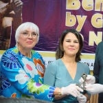 La ministra de Cultura alemana, Claudia Roth; la titular de Exteriores alemana, Annalena Baerbock; y el jefe de la diplomacia nigeriana, Geoffrey Onyeama, sostienen una Bronce de Benín