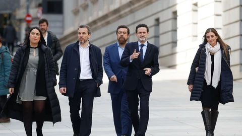 El portavoz adjunto de Ciudadanos (Cs) en el Congreso, Edmundo Bal y diputados de su partido se disponen a comparecer ante la prensa en la plaza de las Cortes este miércoles. EFE/ Juan Carlos Hidalgo