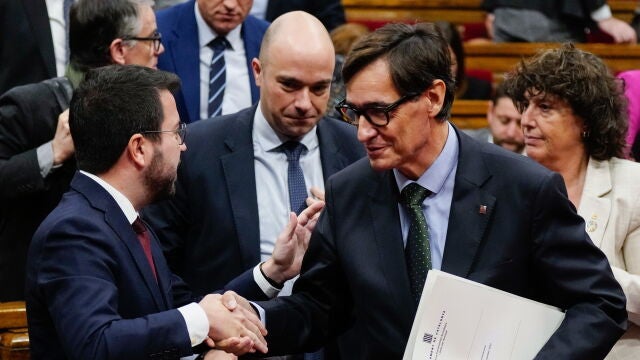 El presidente del grupo parlamentario de Socialistes - Units per Avançar, Salvador Illa (d) saluda al presidente de la Generalitat, Pere Aragonès (i) tras la sesión de control en el Parlament, celebrada este miércoles en plena negociación con PSC y JxCat para aprobar los presupuestos para 2022. EFE/Enric Fontcuberta