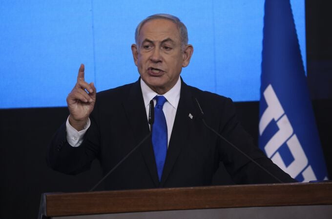 Benjamin Netanyahu, líder del partido Likud, se dirige a sus seguidores en la sede de su formación en Jerusalén
