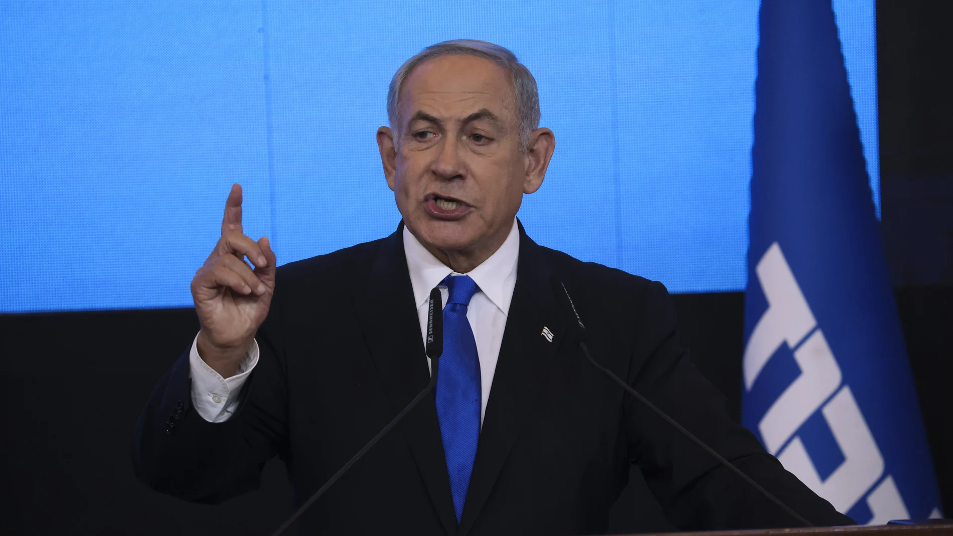 Benjamin Netanyahu, líder del partido Likud, se dirige a sus seguidores en la sede de su formación en Jerusalén