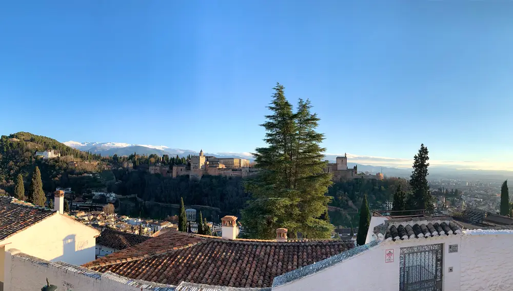 Los miradores del Albaicín ofrecen espectaculares imágenes como esta, en la que la belleza de Sierra Nevada parece coronar La Alhambra