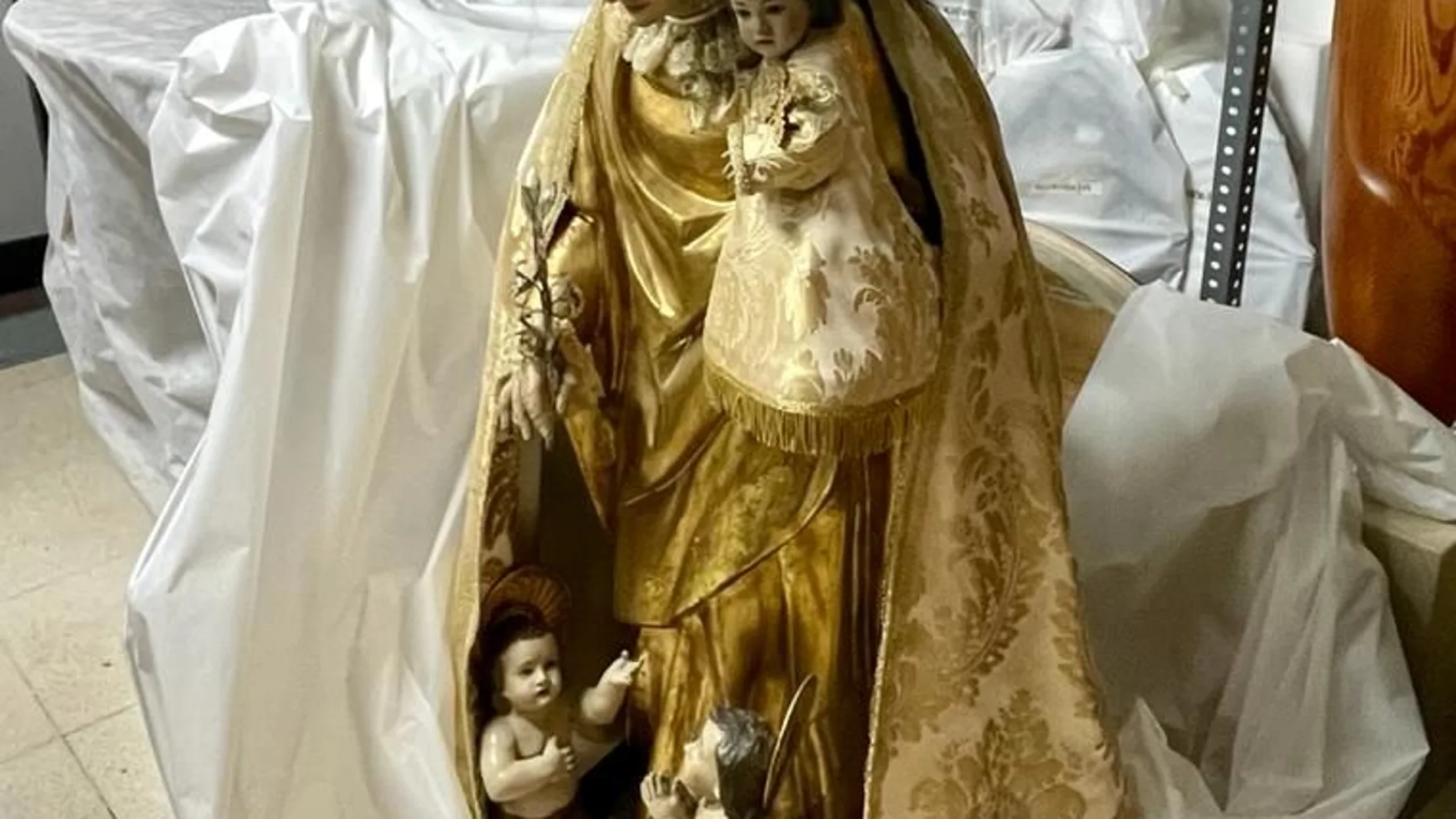 Imagen de la Virgen de los Desamparados en el almacén municipal