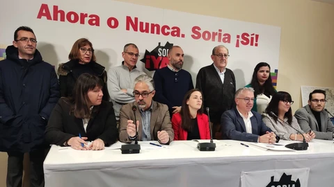 Miembros de Soria ¡Ya! con su presidenta Silvia Largo y su secretario general, Ángel Ceña, a la cabeza, durante la rueda de prensa en la que anunciaron que no concurrirán a las locales de mayo
